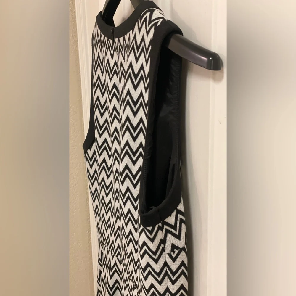 Sleeveless Chevron Dress— Trina Turk, Size Medium - Picture 11 of 15